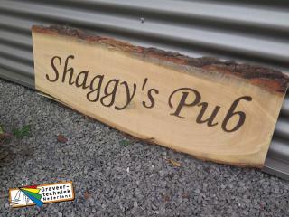 Houten plank met schorsvorm, tekst erin graveren